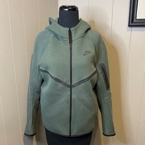 B15 Nike Kids XL Green Hoodie with Black Details